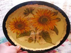 piatto con fondo nero decorato con girasoli decoupage  angelapercaso